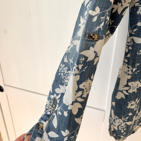 Chambray Jean Top w White Flowered Pattern - Picture 4 of 5